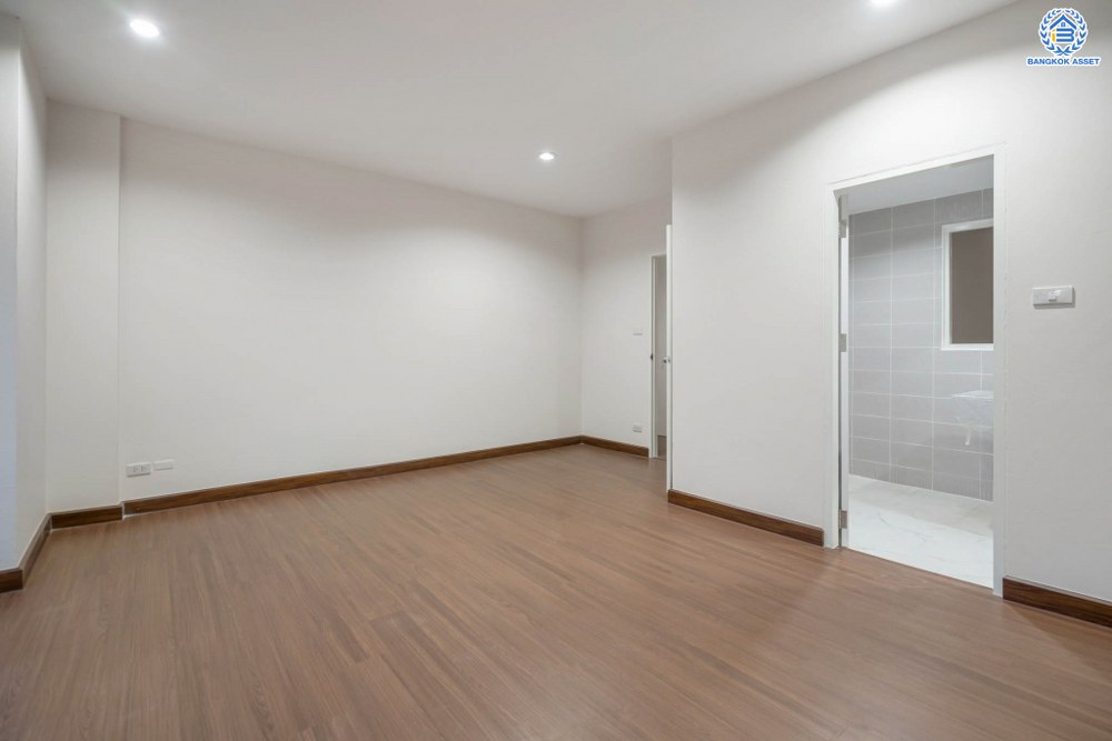 บ้านมือสองตกแต่งใหม่ โครงการ ไชน่าทาวน์ รามอินทรา8 เนื้อที่ 22 ตร.ว. ฟังก์ชัน 3 ห้องนอน 3 ห้องน้ำ 1 ที่จอดรถ บนทำเลศักยภาพ เชื่อมต่อถนนรามอินทรา ถนนลาดปลาเค้า ถนนเกษตรนวมินทร์ ใกล้รถไฟฟ้าสายสีเชียว "สถานีเสนานิคม" และทางด่วน "ฉลองรัช"